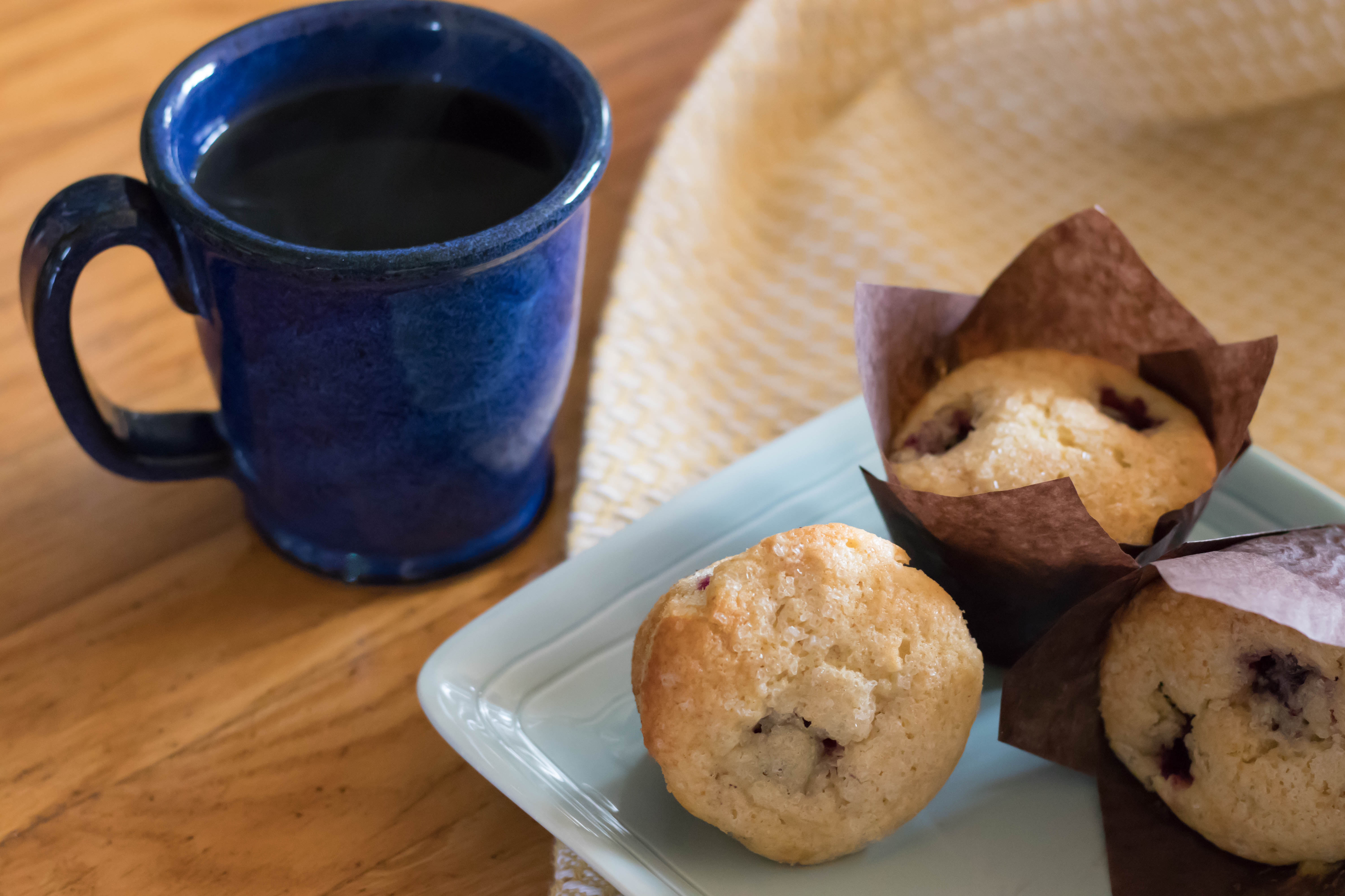 Blackberry muffins with coffee